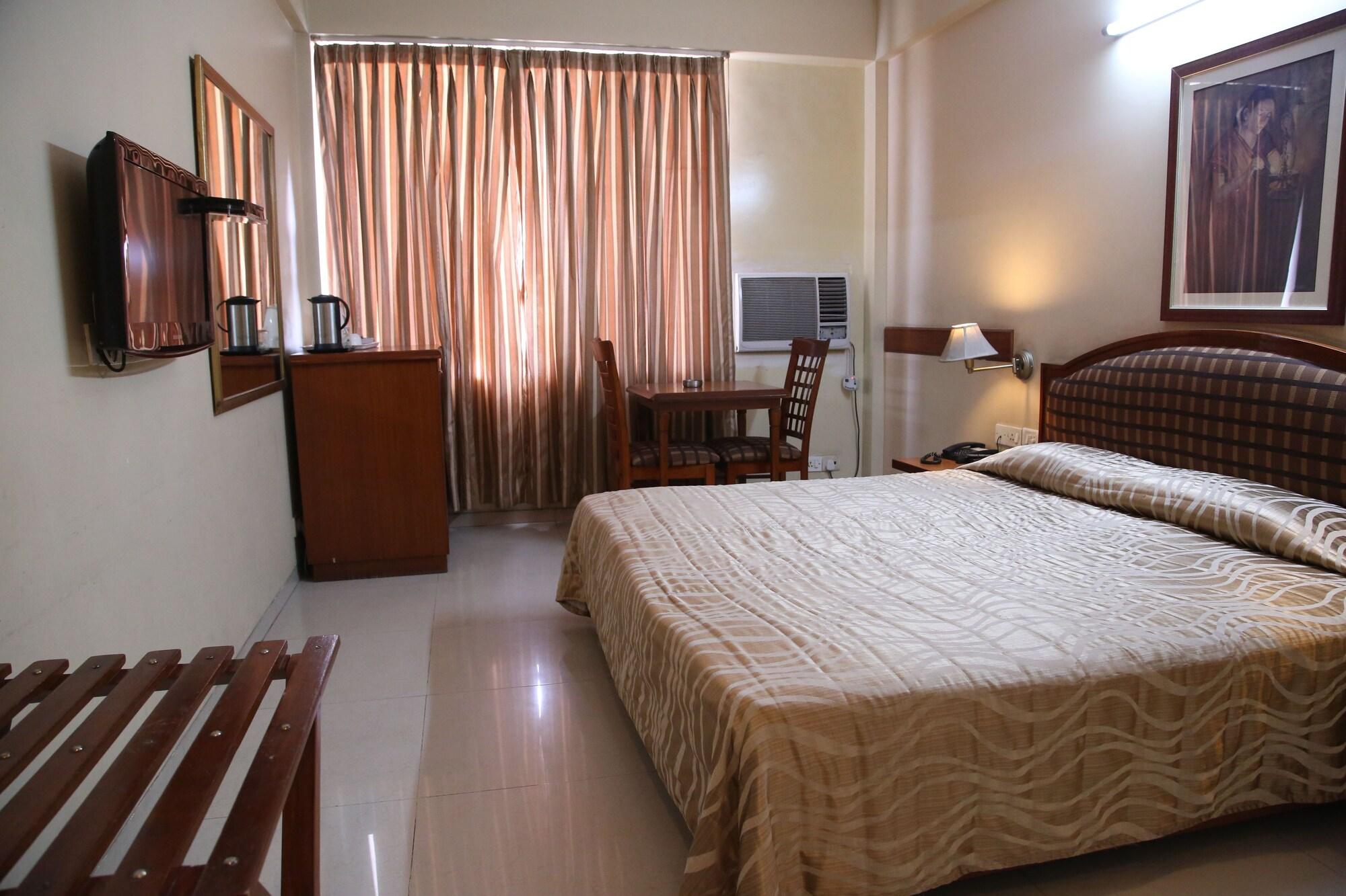 Tourist Deluxe Hotel 3*